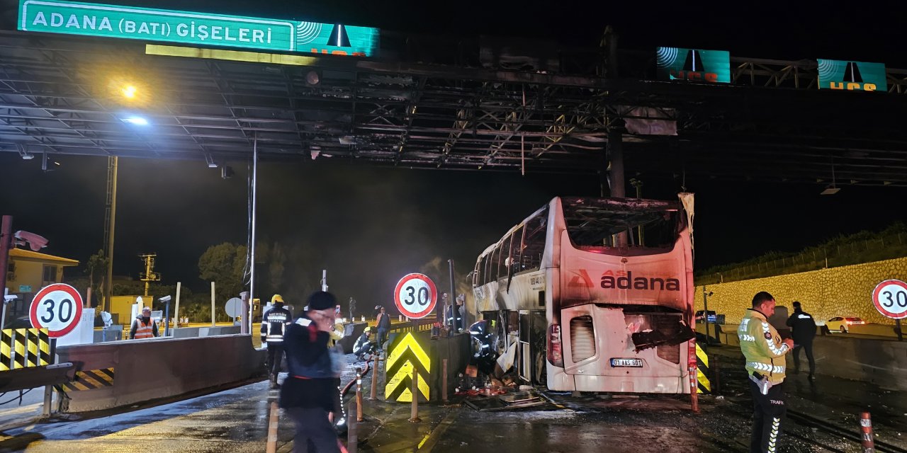 Bariyere çarpan yolcu otobüsü yandı: 6 yaralı