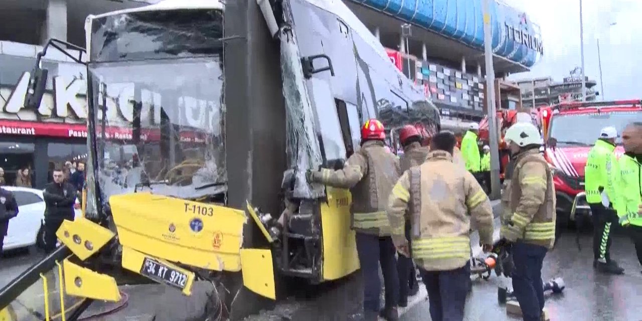 Esenyurt'ta İETT otobüsü direğe çarptı: 5 yaralı