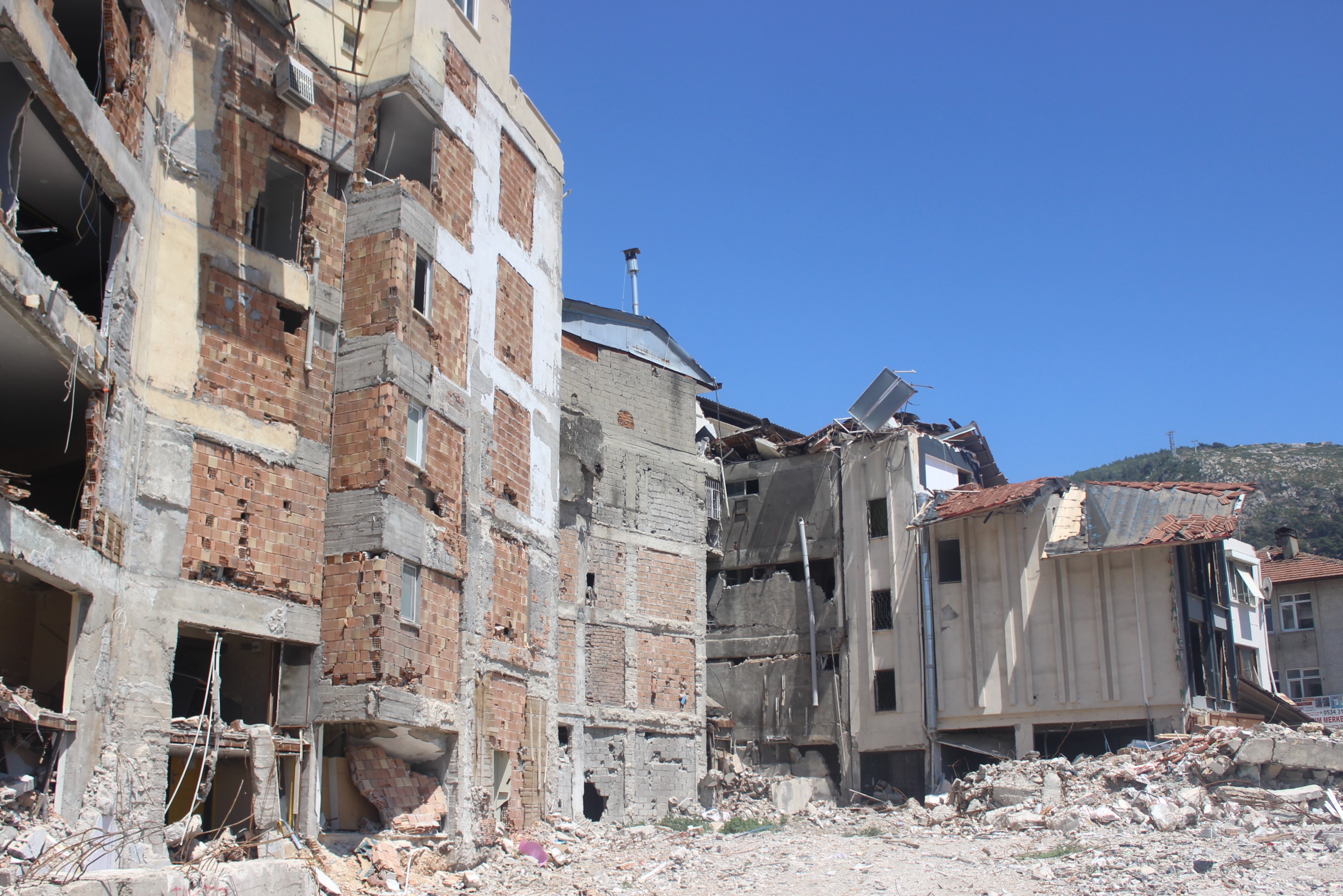 Hatay'da seçim öncesi yıkılan veya ağır hasarlı binalara ikamet