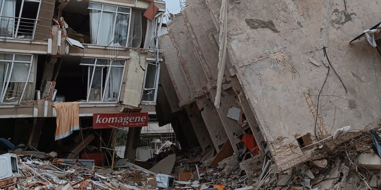 Taşıyıcı demirleri kesilen ve depremde yıkılan binanın müteahhiti serbest