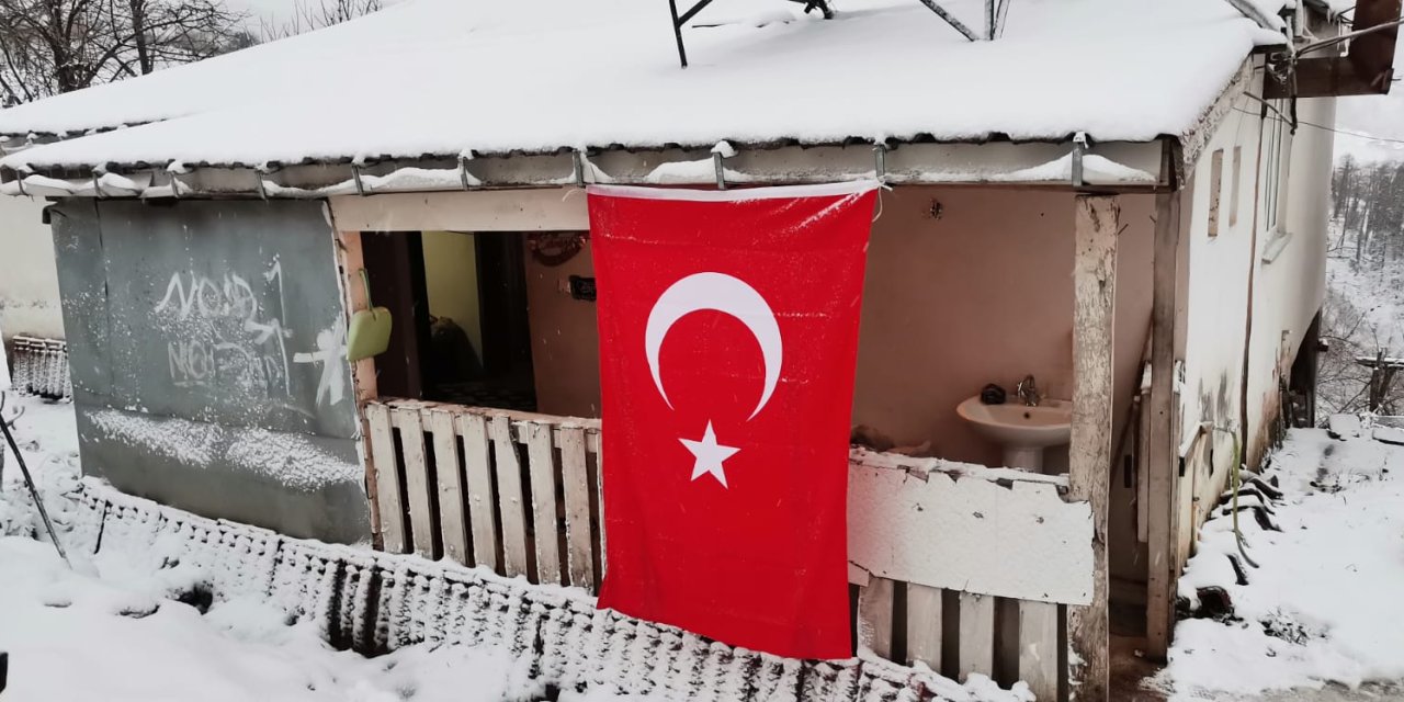 Kar altındaki köy evine acı haber verildi