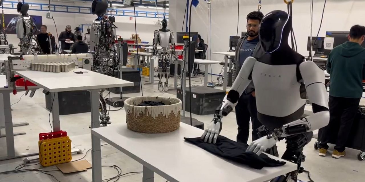 Elon Musk'ın 'Optimus' isimli robotu tişört katladı