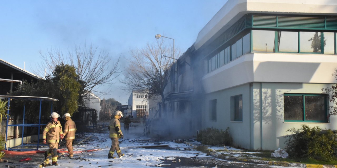 İzmir'de parfüm fabrikasında yangın: Bir işçi hayatını kaybetti