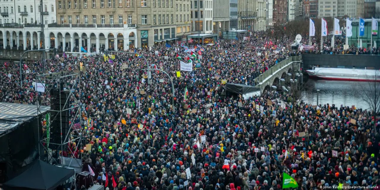 Aşırı sağa tepki: Hamburg'da on binler sokağa döküldü