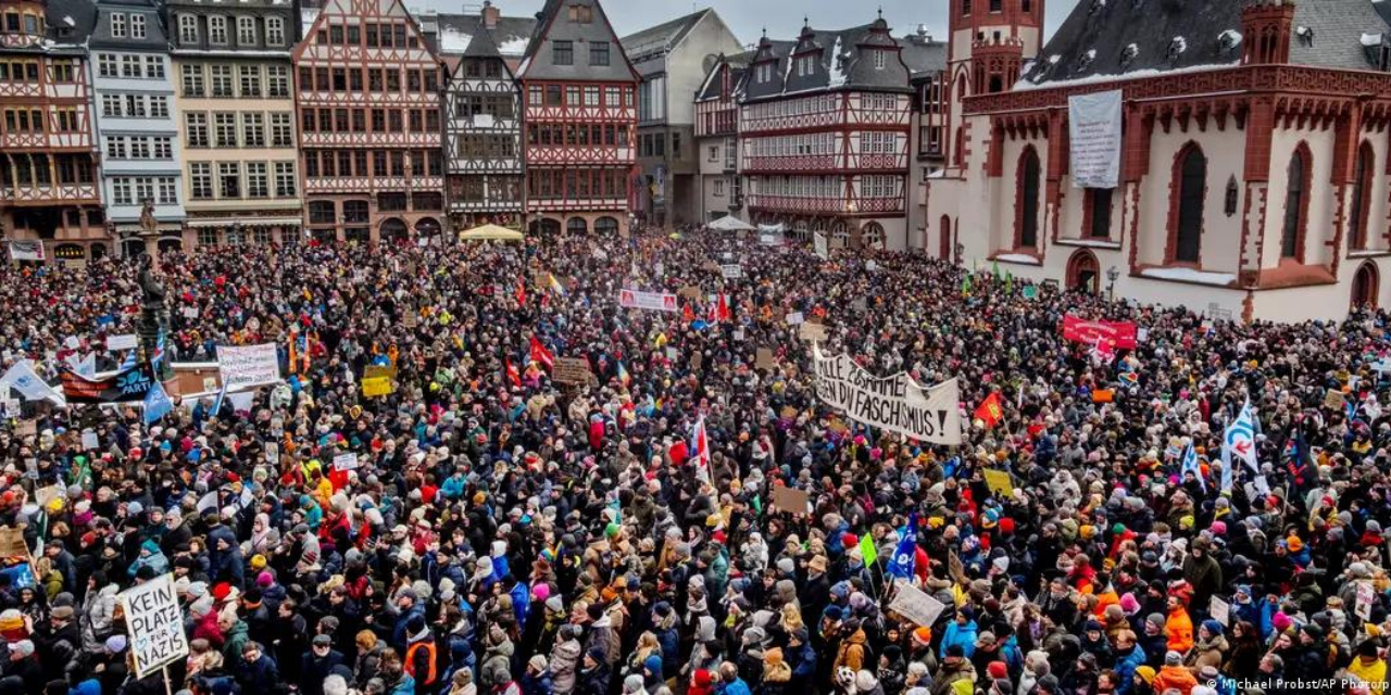 Almanya'da yüz binlerce kişi aşırı sağa karşı sokaklardaydı