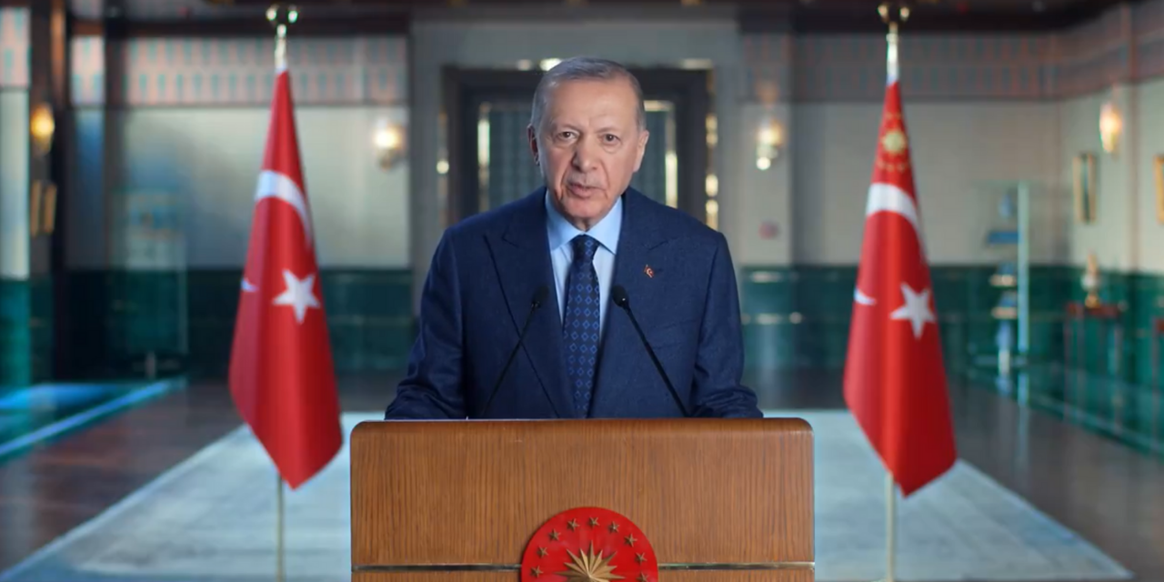 Erdoğan: Gezi olaylarında ülkemizi kaosa sürüklemek isteyenlerin karşısında Yeni Şafak dimdik durmuştur