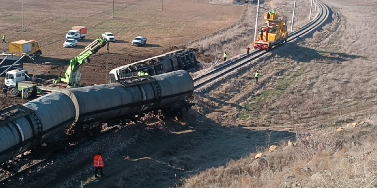 Kırıkkale'de yük treni raydan çıkarak devrildi