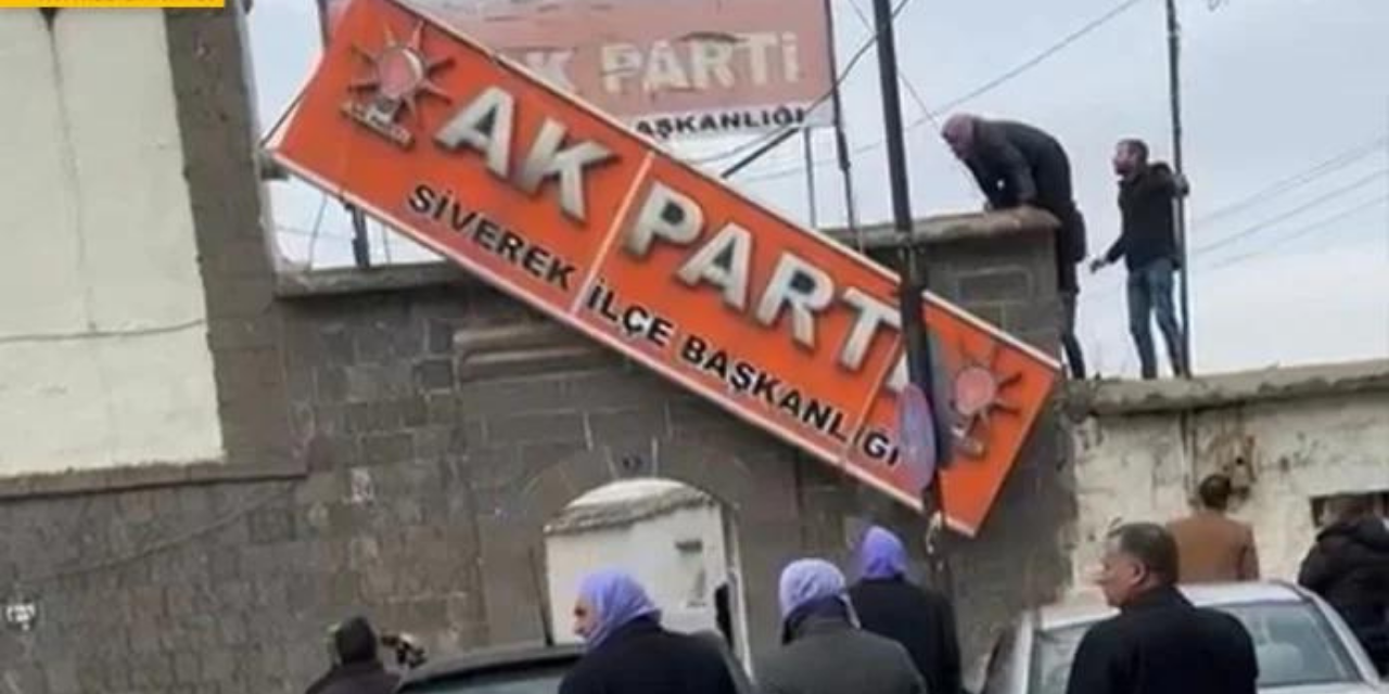 AKP'nin Siverek teşkilatı toplu istifa etti, 20 yıllık tabela indirildi