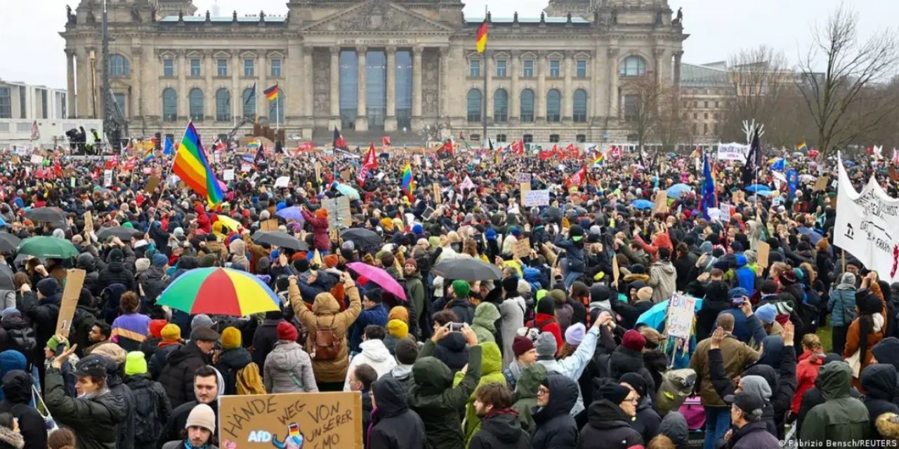Berlin'de 150 bin kişi aşırı sağcılığa karşı yürüdü