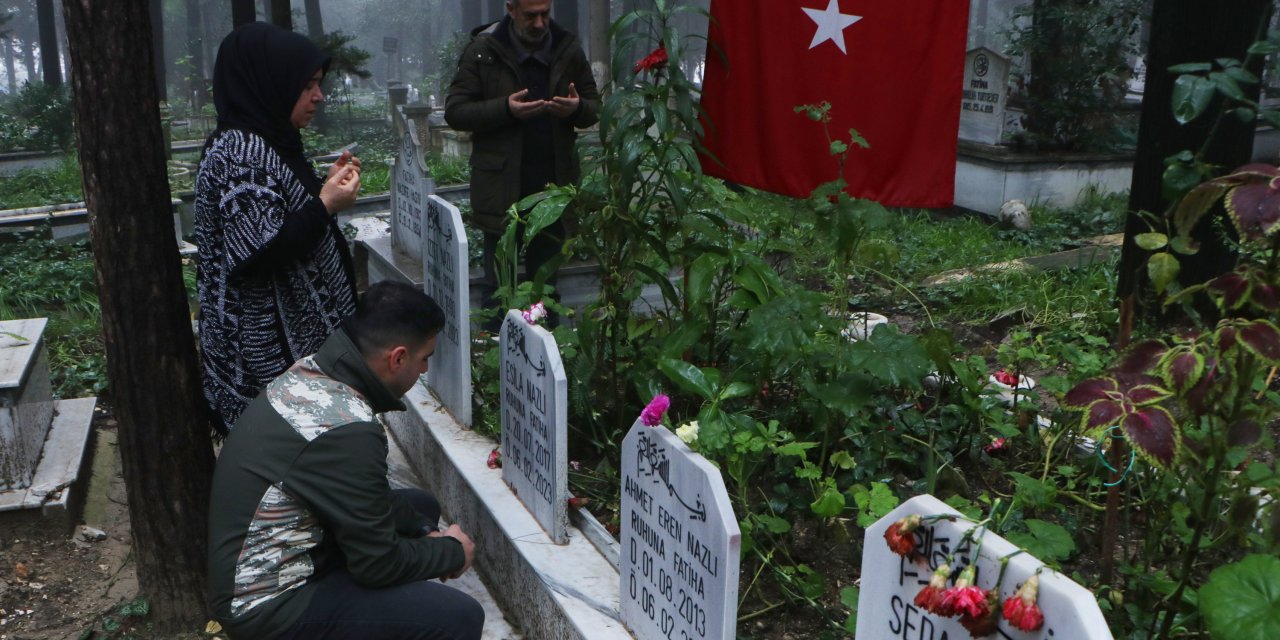 Hatay'da hayatını kaybeden gazeteci İzzet Nazlı ve ailesi anıldı