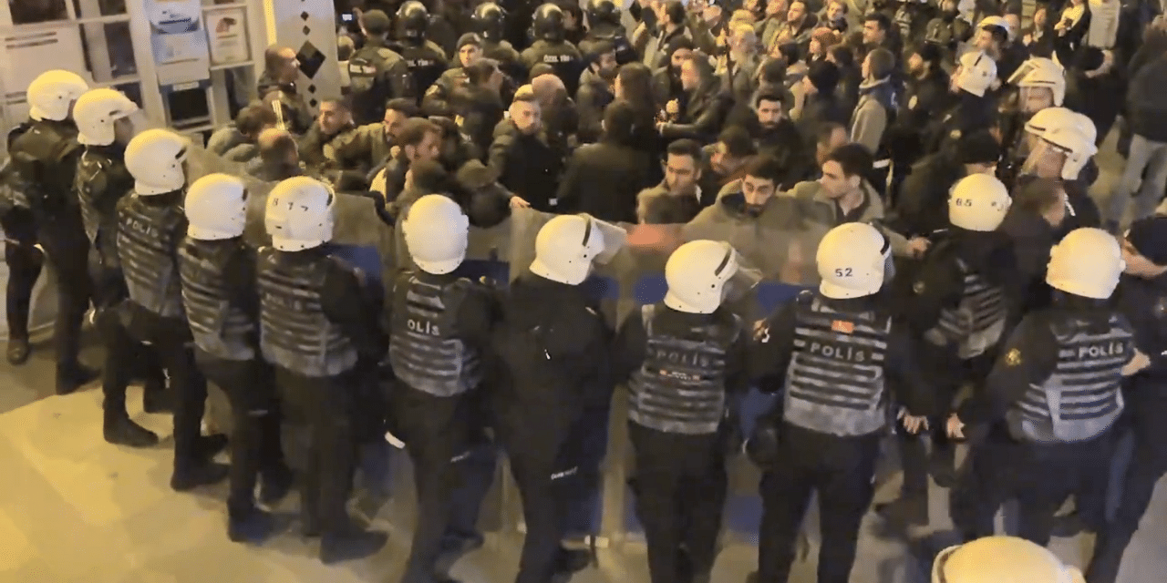 Beşiktaş'taki deprem anmasına katılan bir grup iskelede gözaltına alındı
