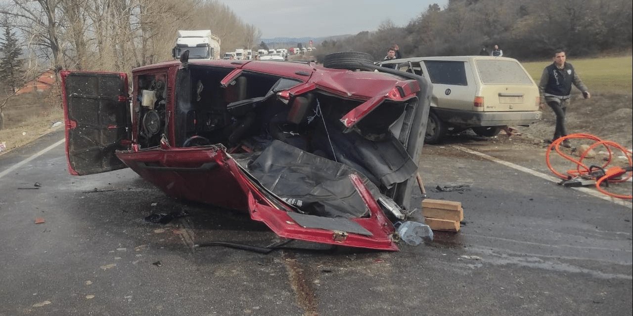 Ankara'da trafik kazası: İki araç kafa kafaya çarpıştı, 4 ölü