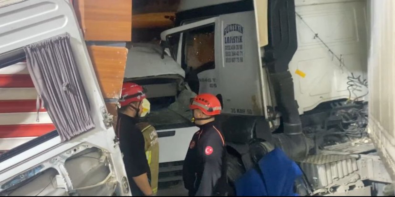 İzmir'de işçi servisi ile TIR çarpıştı: Üç kişi hayatını kaybetti