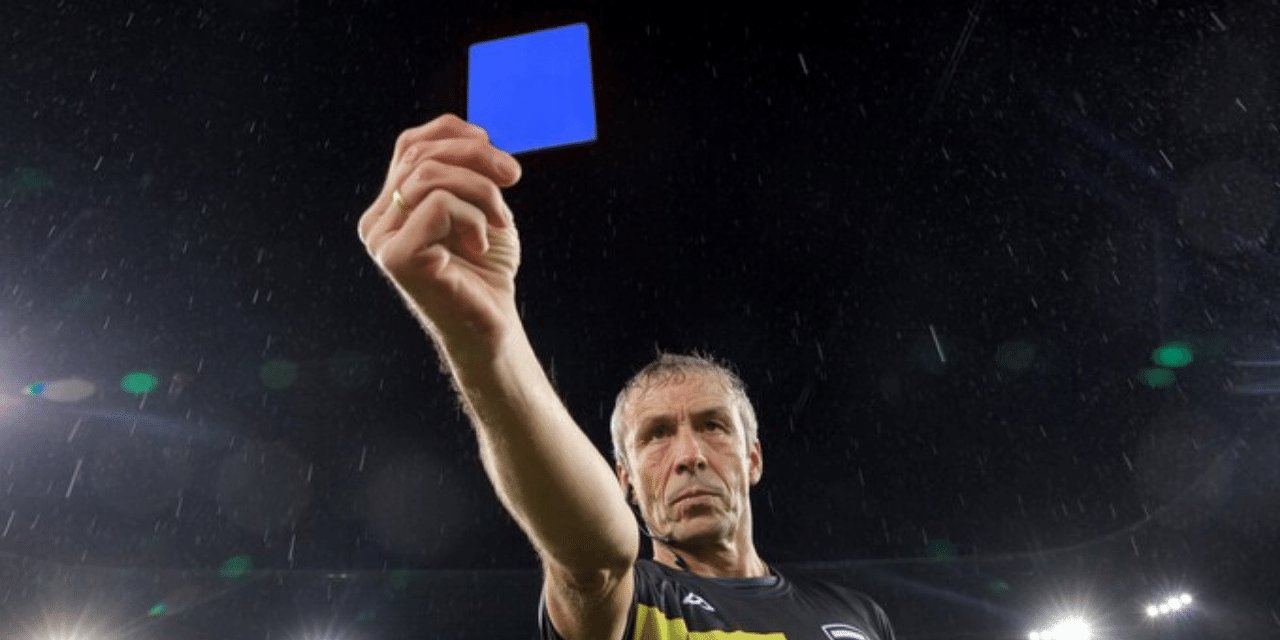 Futbolda 'ara kart dönemi: Sarı ve kırmızı kartın yanına mavi kart