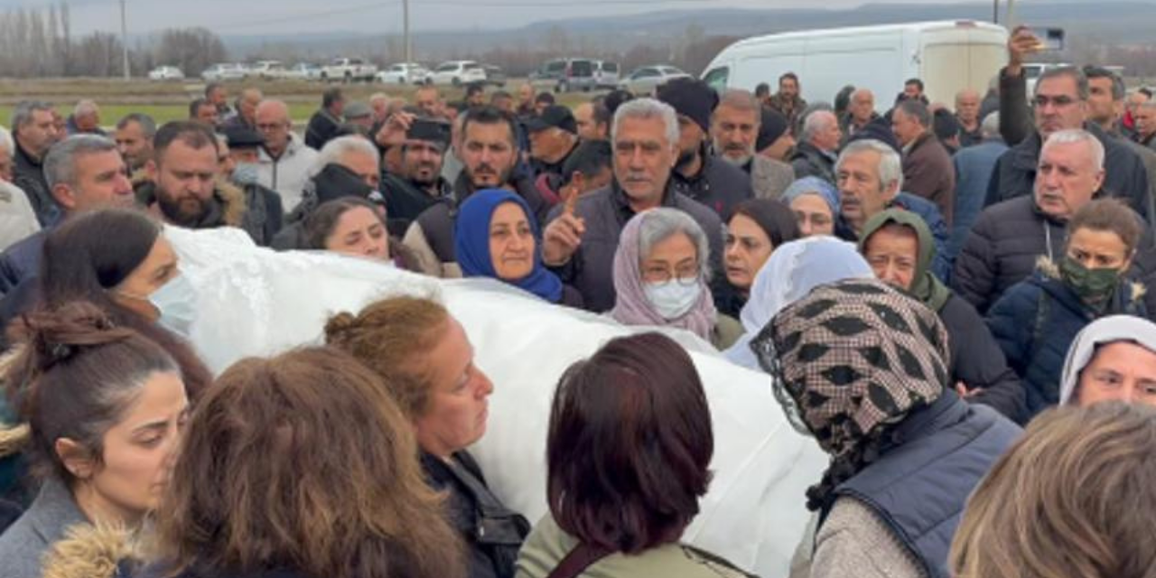 Uzman çavuş tarafından öldürülen Burcu Demir'in cenazesini kadınlar taşıdı