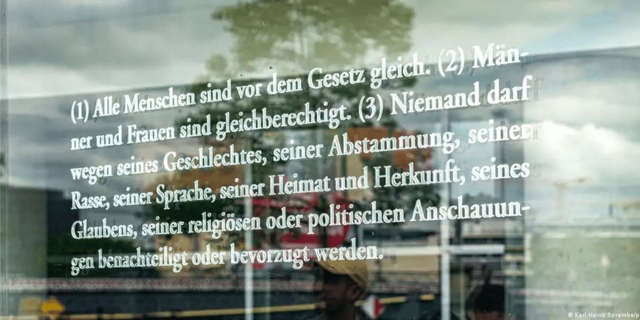Almanya "ırk" kelimesini Anayasa'dan çıkarmaktan vazgeçti