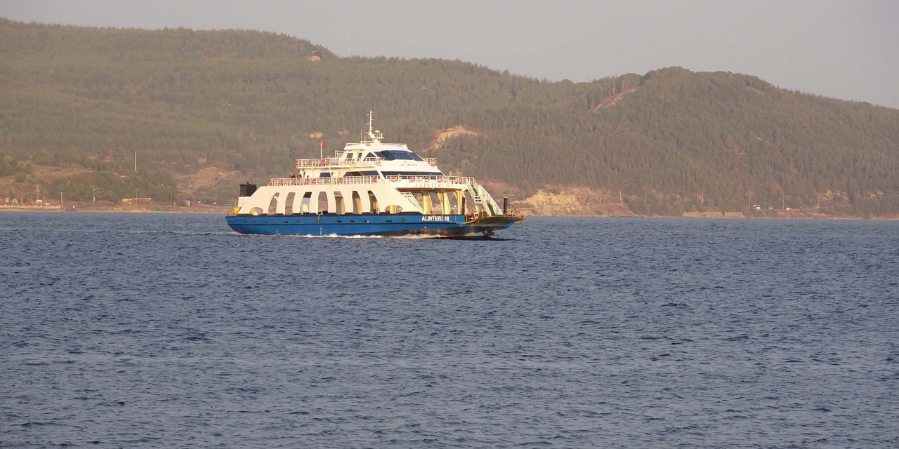 Gökçeada ve Bozcaada feribot seferlerine 'fırtına' engeli