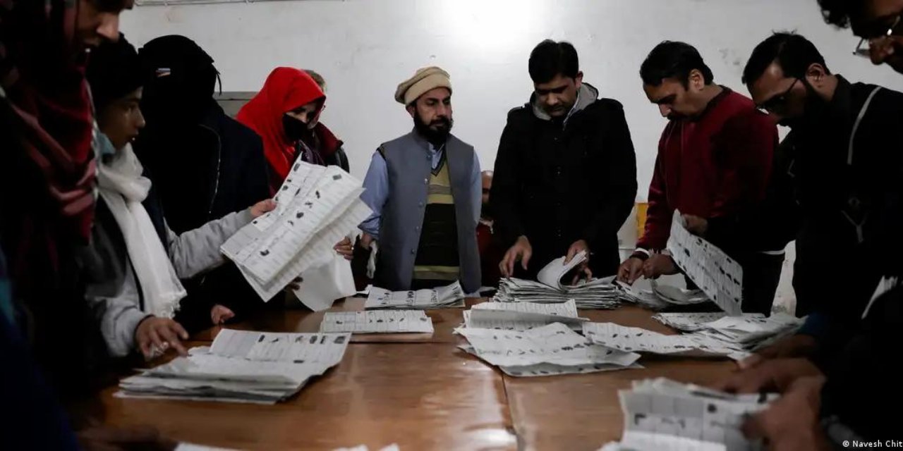 Pakistan seçimleri: İmran Han yanlıları önde