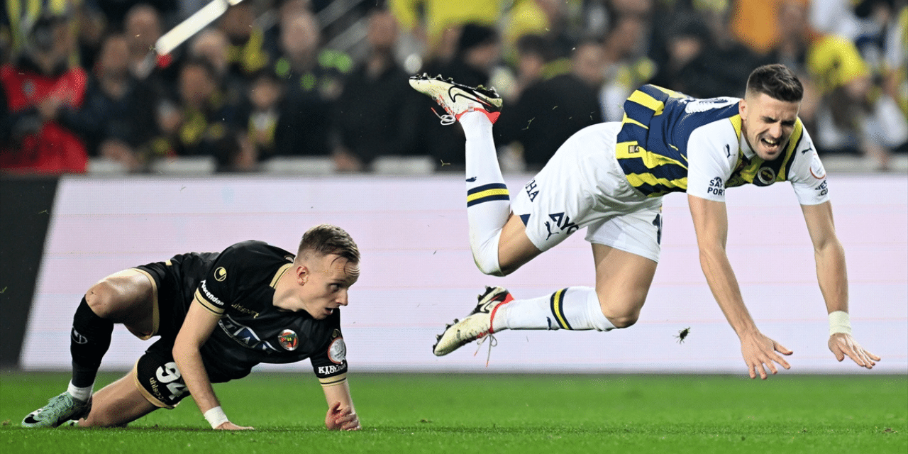 Fenerbahçe Kadıköy'de liderliği Galatasaray'a kaptırdı