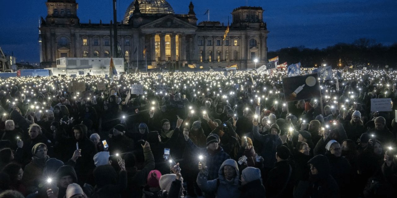 Almanya'da 100 bin kişi, aşırı sağı protesto etti: "AfD alternatif değildir"