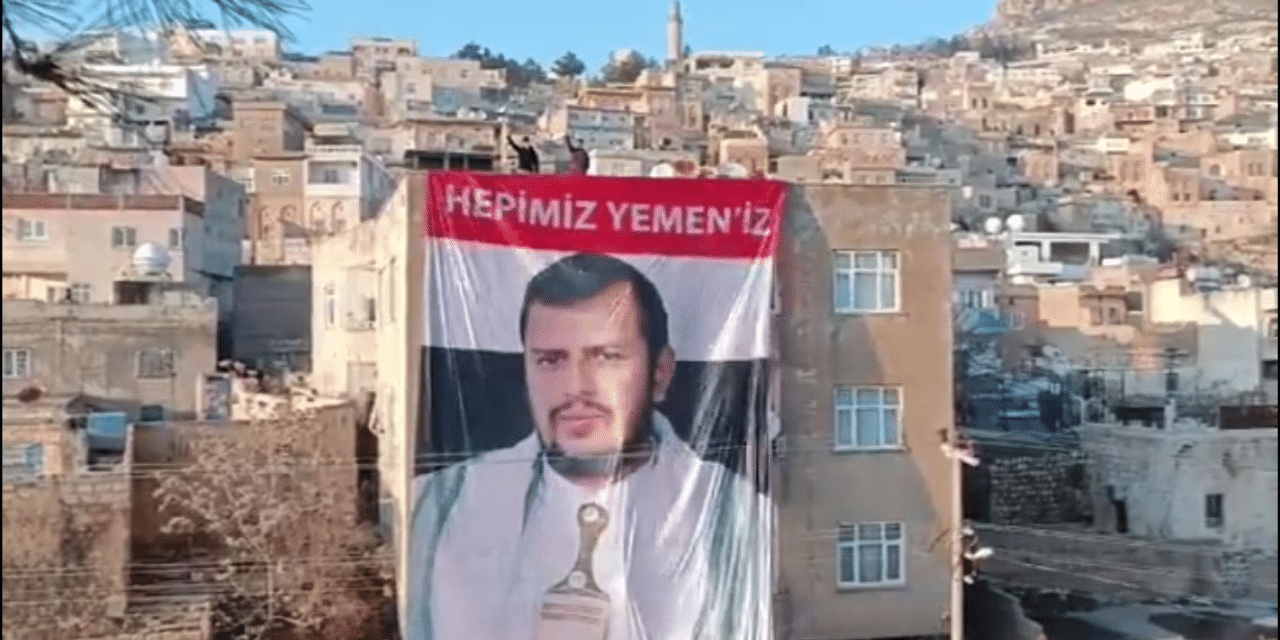 Mardin’de Husilerin Lideri Abdülmelik El-Husi’nin dev posteri asıldı