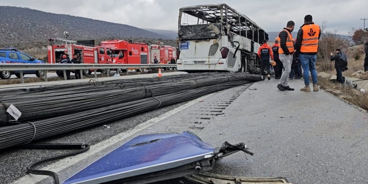 Çorum'da yolcu otobüsü kamyonla çarpıştı: iki kişi hayatını kaybetti