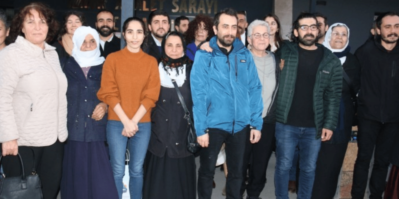 İzmir'de 4 gün önce gözaltına alınan gazeteciler serbest bırakıldı