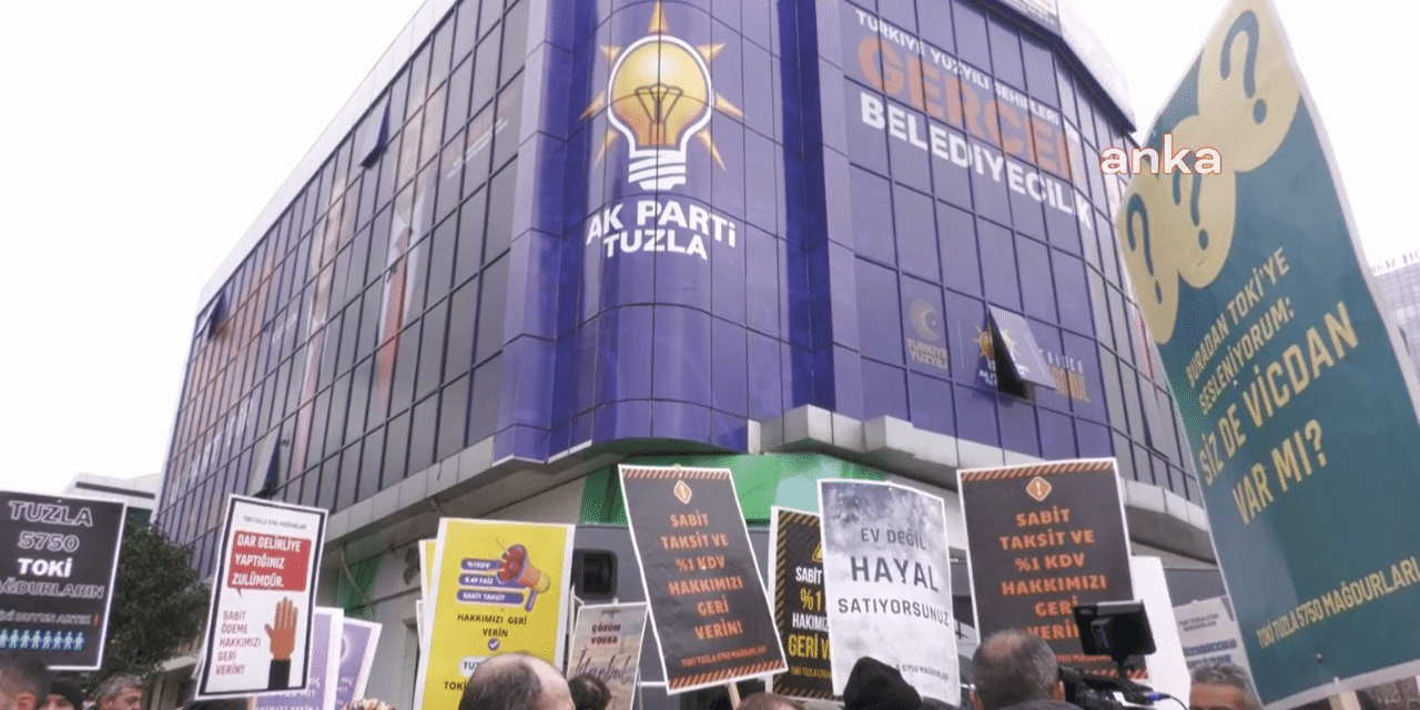 TOKİ mağdurlarından AKP binası önünde Murat Kurum protestosu