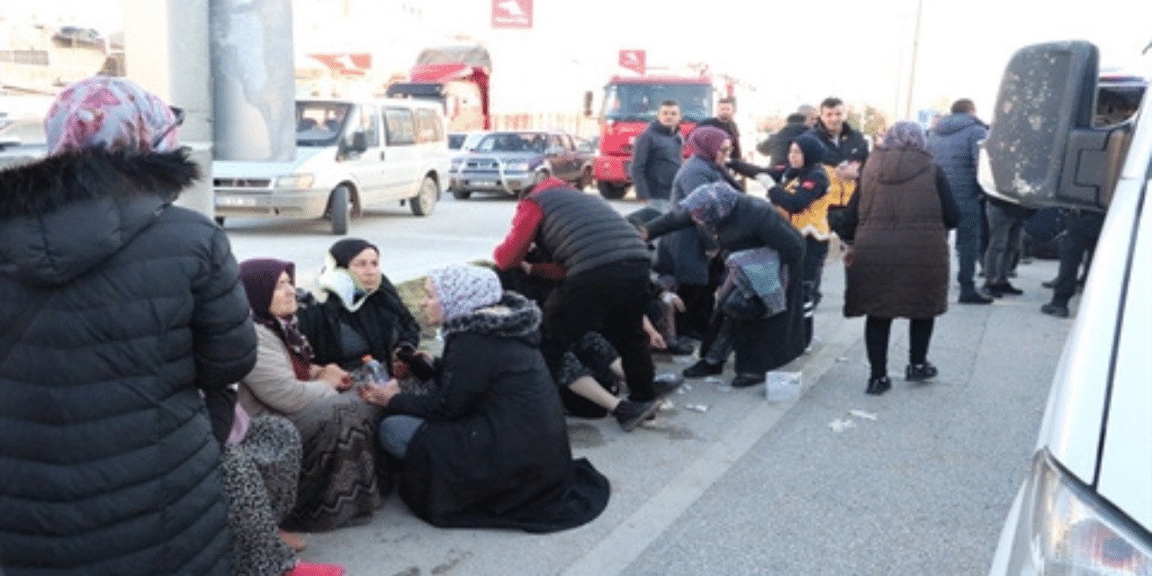 Afyonkarahisar’da işçi servisi ile tır çarpıştı: 14 kadın işçi yaralandı