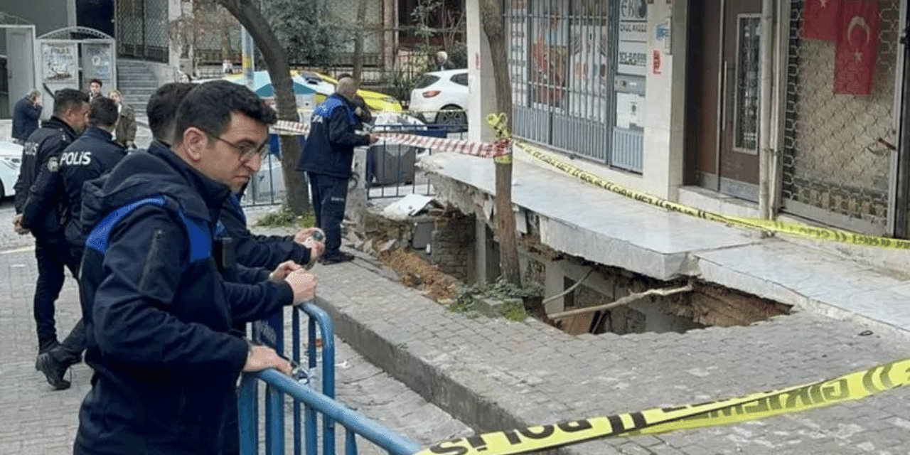 İstanbul'da kaldırım çöktü, bina boşaltıldı