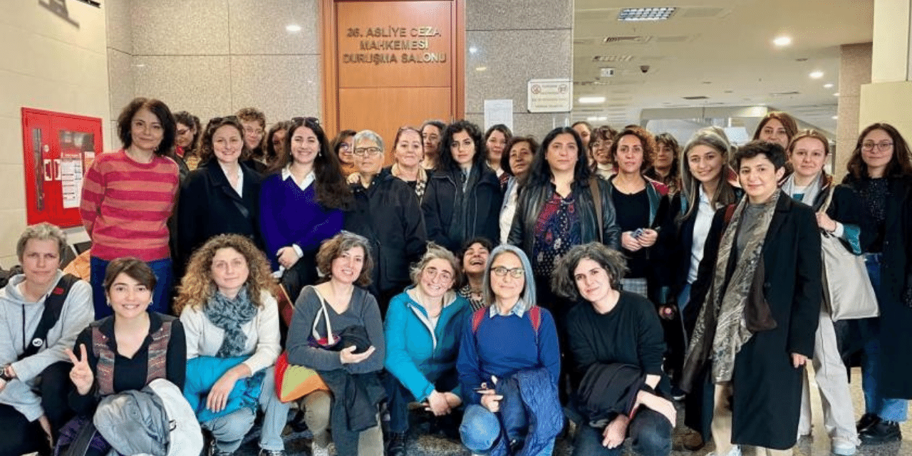 Kadına şiddetle mücadele gününe katıldıkları için yargılanan 21 kadın beraat etti