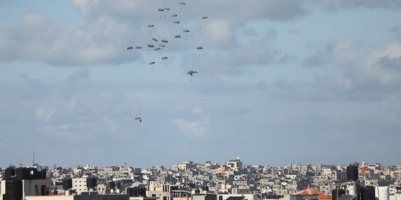 Havadan atılan yardımların paraşütleri açılmadı: Paketler Gazzelilerin üzerine düştü