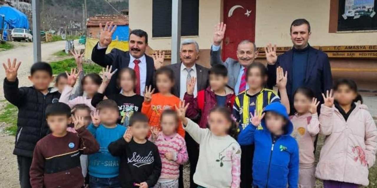 AKP'liler yasak dinlemedi, propaganda için okullara gittiler, çocuklara Rabia işareti yaptırdılar