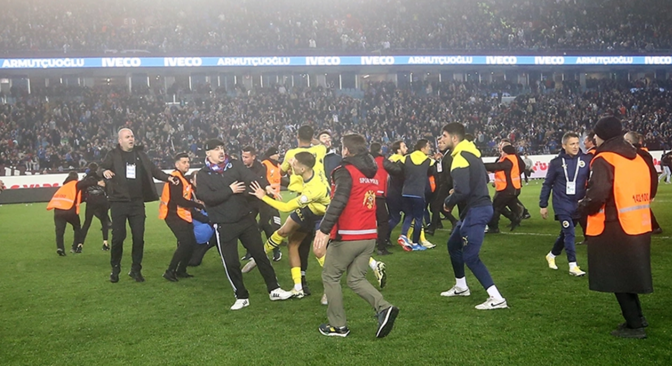 Trabzonspor-Fenerbahçe derbisinde yaşananlar nedeniyle 12 kişi gözaltına alındı