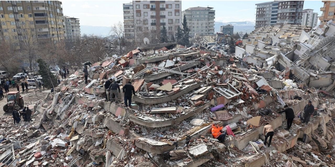 13 aydır kayıplarını arayan depremzedeler: Bir mezarları olsun