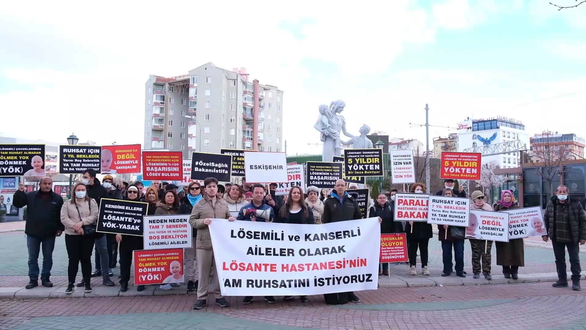 Eskişehir'de Lösev gönüllülerinden Bakan Koca'ya: Kendine ait hastanelere ruhsat var, LÖSANTE'ye yok