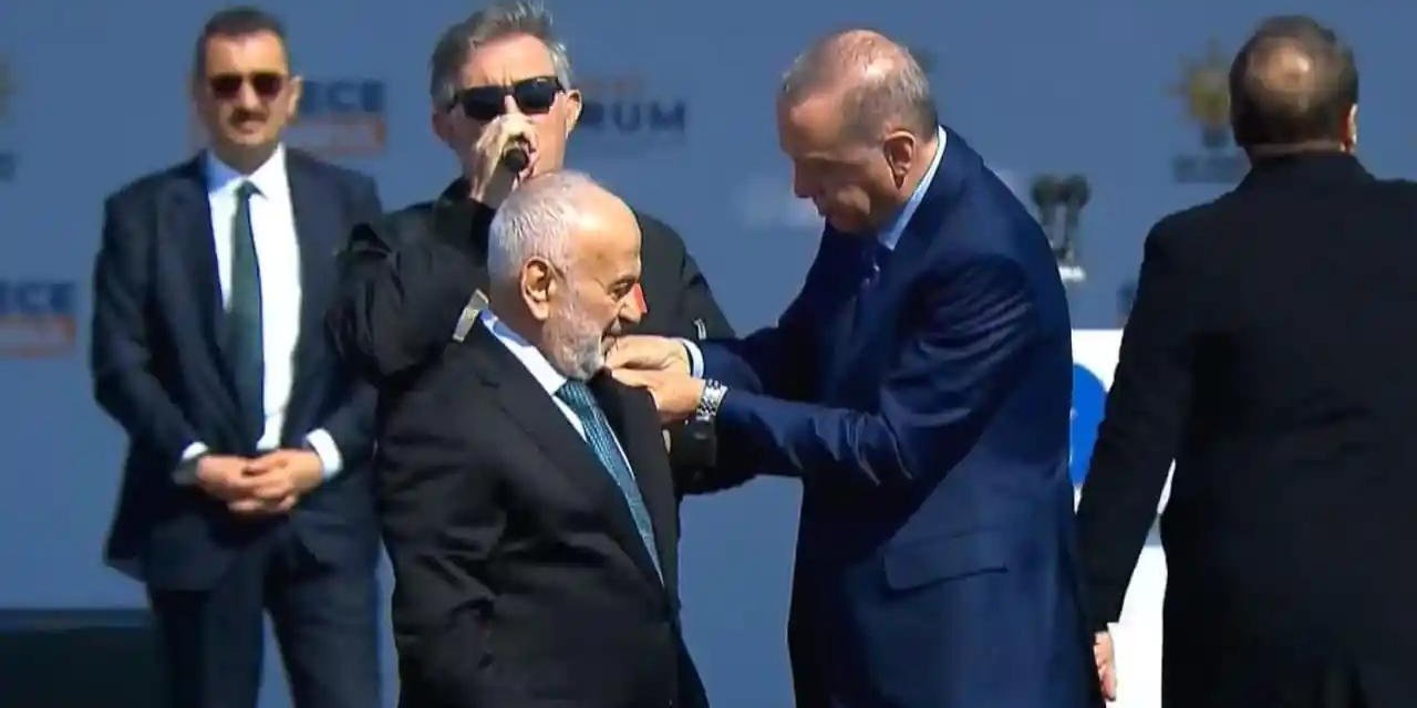 Yeniden Refah’tan istifa eden Suat Pamukçu İstanbul mitinginde Erdoğan'la sahneye çıktı
