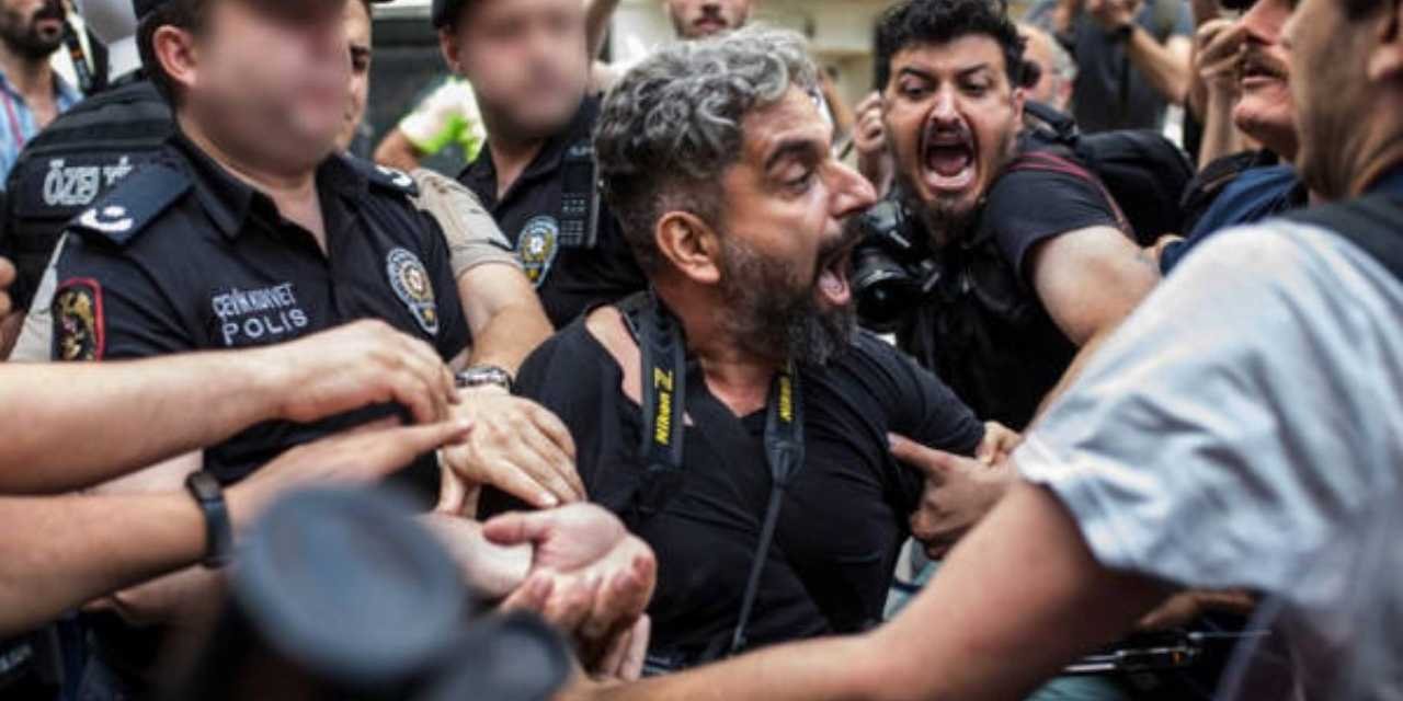 AFP, 22 yıllık foto muhabiri Bülent Kılıç'ı tazminatsız olarak işten çıkardı