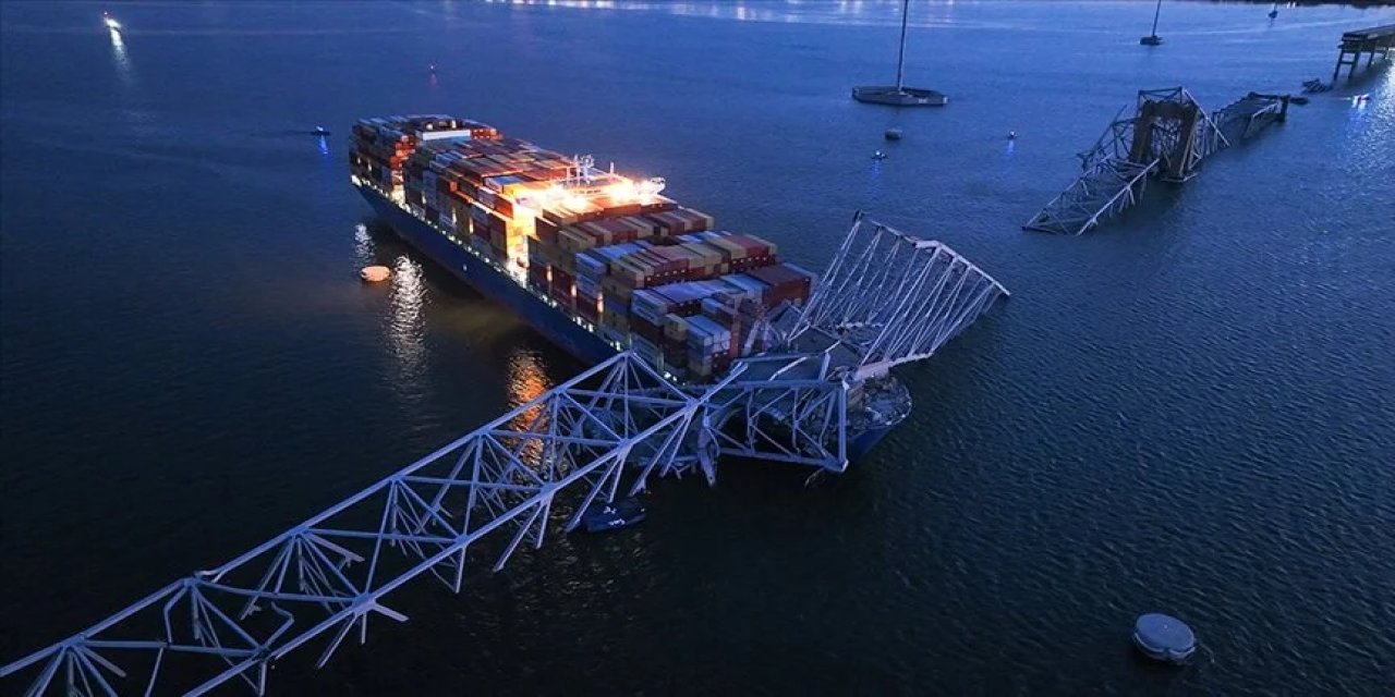 ABD'nin en büyük kargo vinci, köprü kazasının enkazını temizlemeye çalışıyor