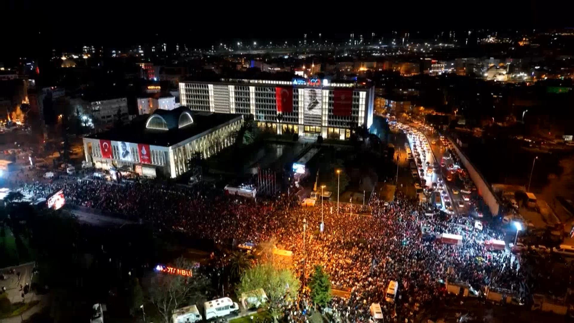 Binler Saraçhane'ye toplandı