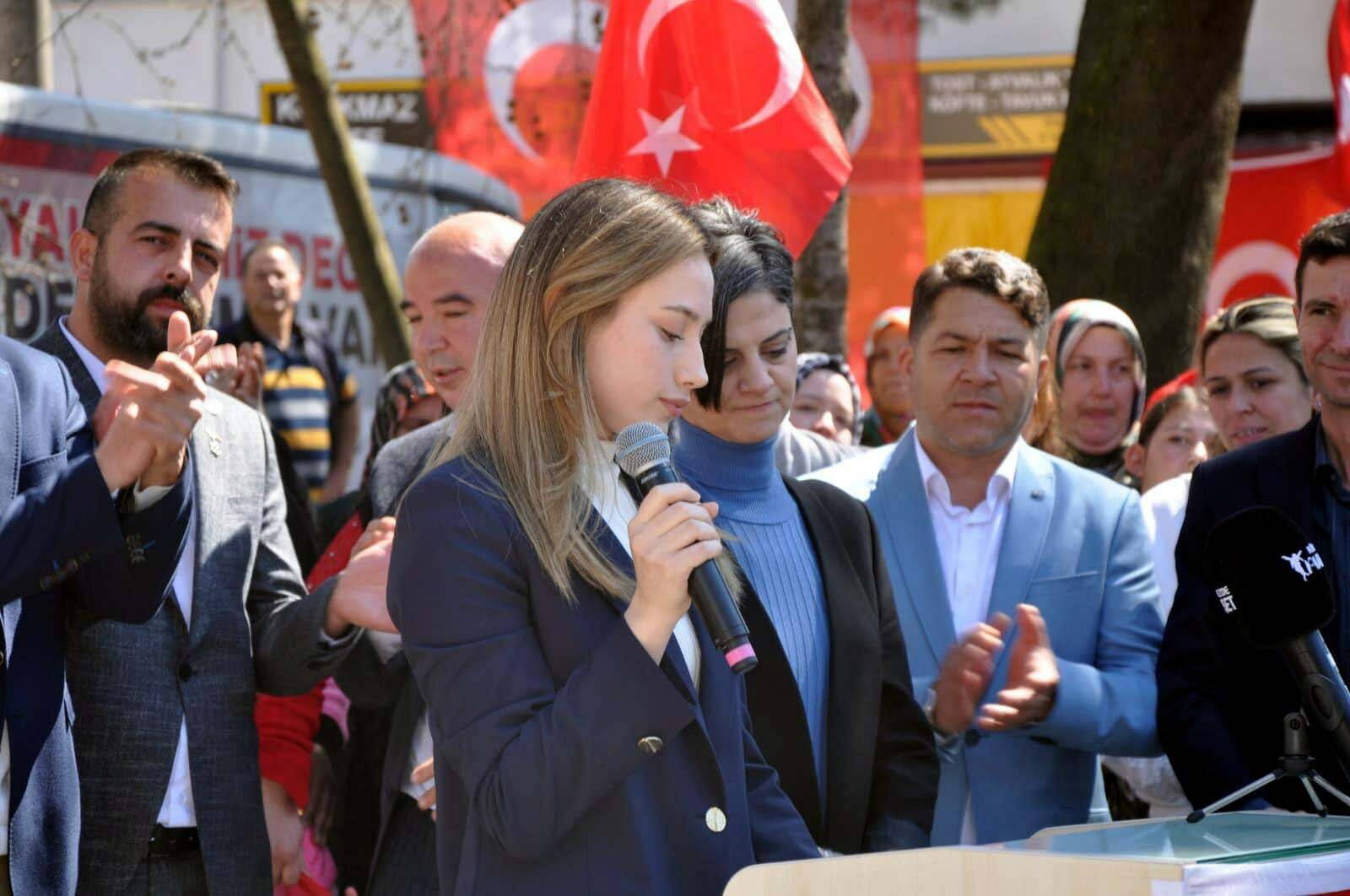 22 yaşındaki Zeynep Çelik, Türkiye'nin en genç belediye başkanı oldu