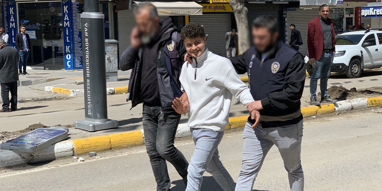Van'da protestoların simgesi haline gelen 'gülen genç' tutuklandı