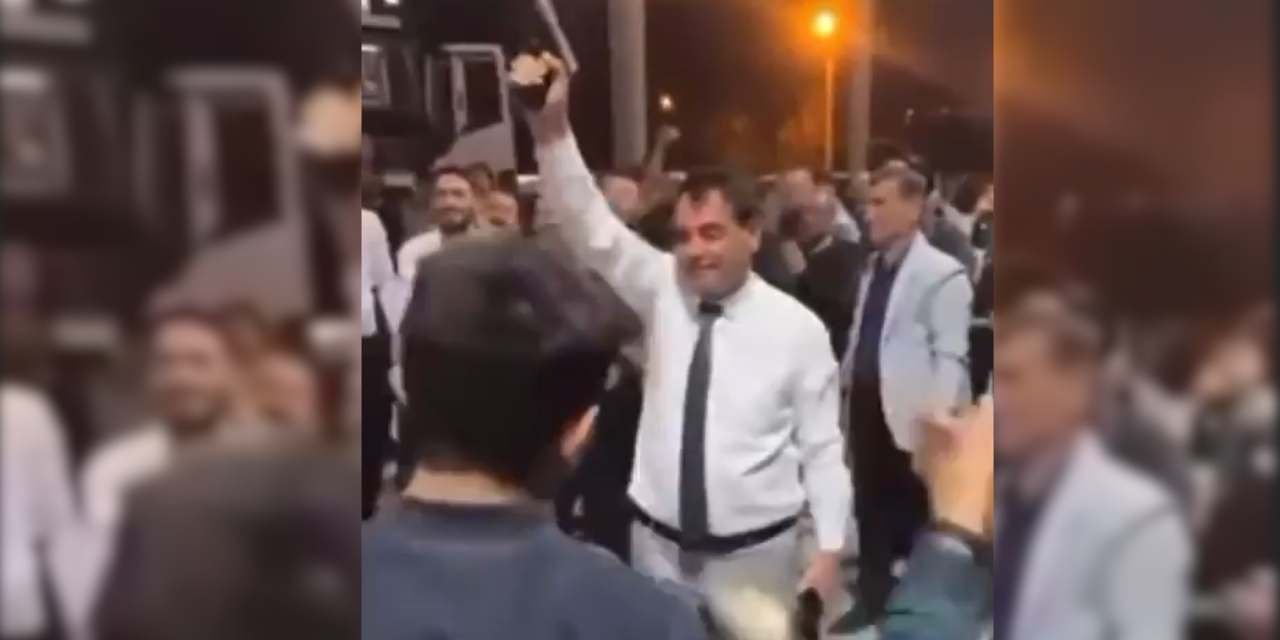 Seçimi kazanan AKP'li Şahin kalabalığın içinde havaya ateş açarak kutlama yaptı
