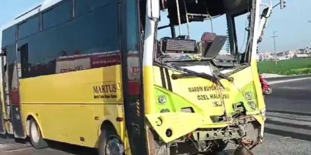 Mardin'de midibüs ile tır çarpıştı: 18 yaralı