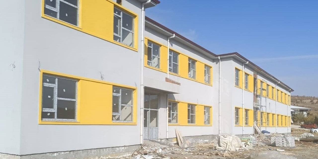 Diyarbakır'da binanın yükünü taşıyacak perdeleri eksik olan okulun inşaatı durduruldu