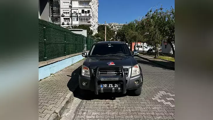 2 çocuk, Balıkesir'den çaldıkları resmi plakalı kamyonetle İzmir'de yakalandı