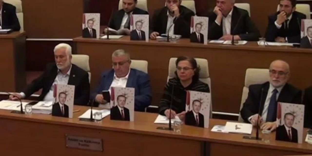 Odasından Erdoğan'ın fotoğrafını kaldırmıştı: AKP'liler Meclis sıralarına fotoğraf koydu