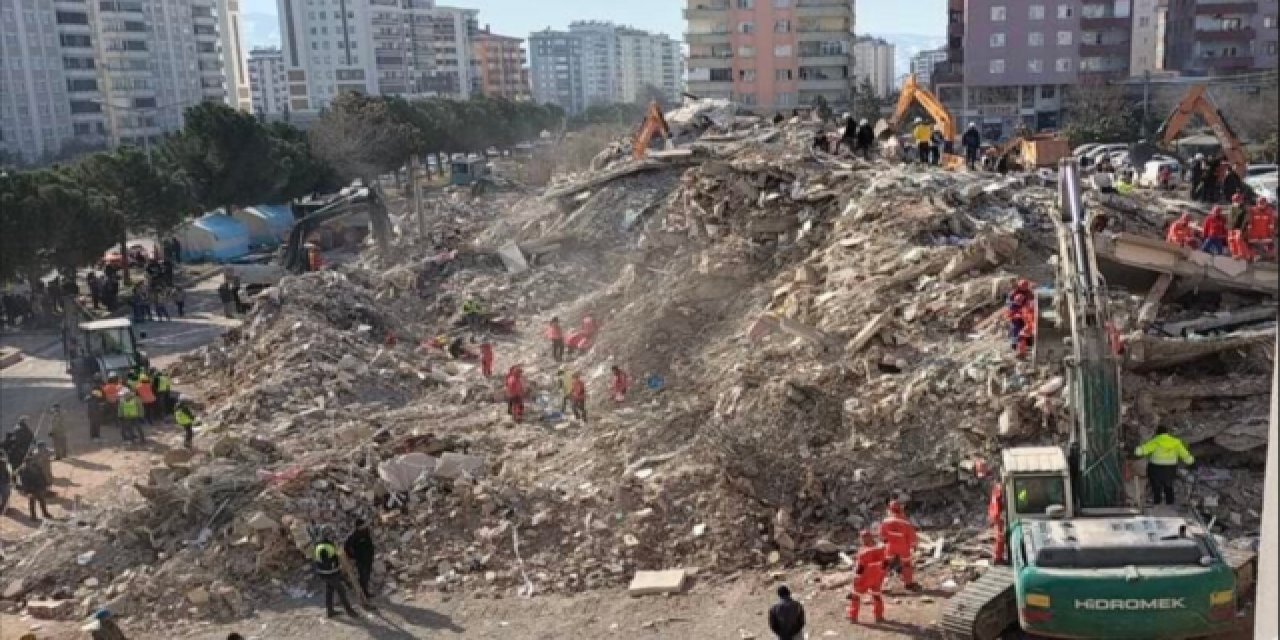 Depremde 150 kişinin ölümüne neden olan müteahhidin arsa satmaya devam ettiği ortaya çıktı