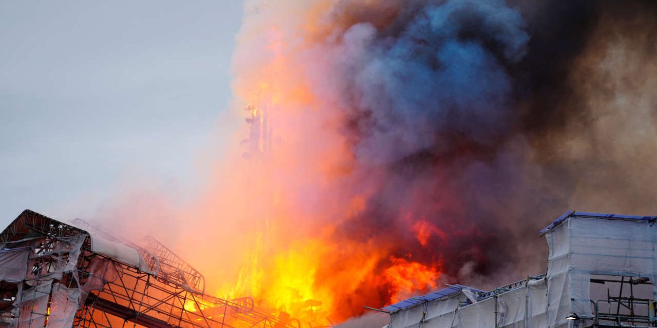 Danimarka'da eski Borsa binasında restorasyon sırasında yangın çıktı, kule çöktü
