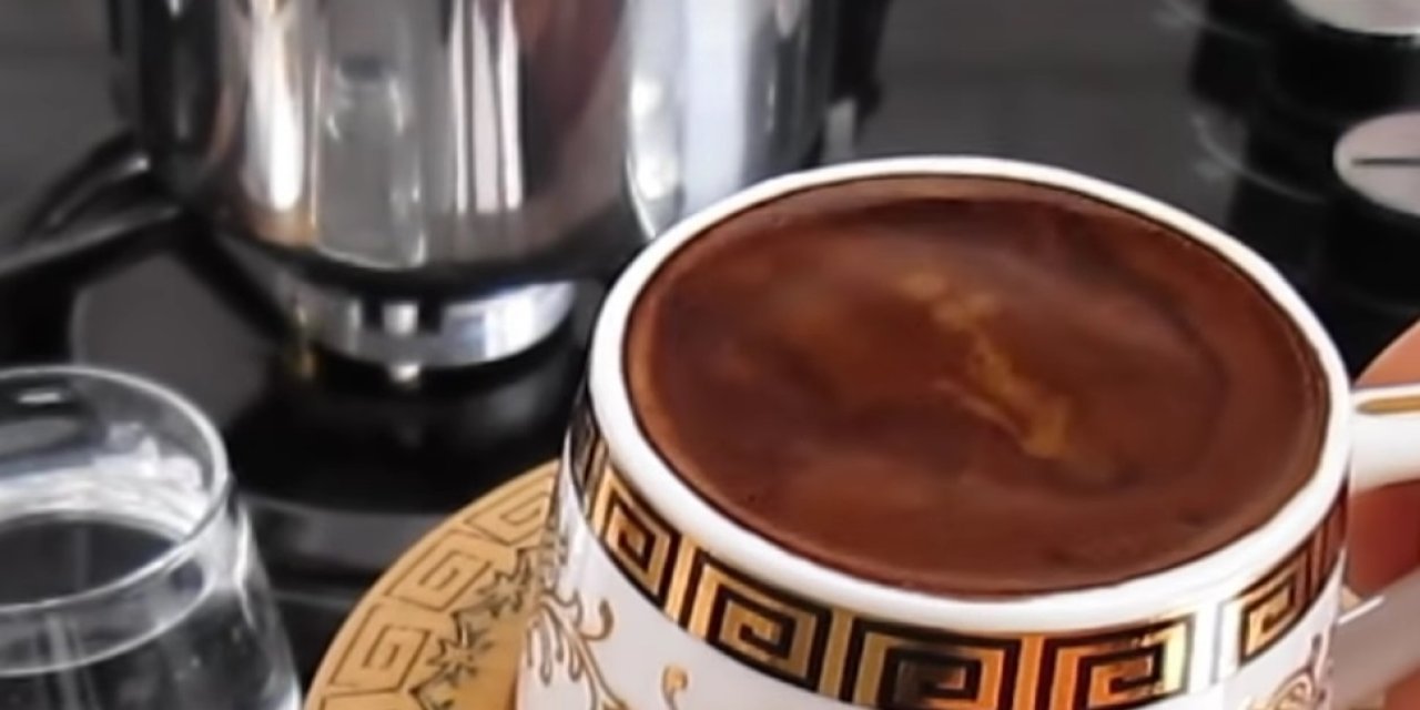 Bol köpüklü Türk kahvesi yapmanın pek de bilinmeyen pişirme yöntemi